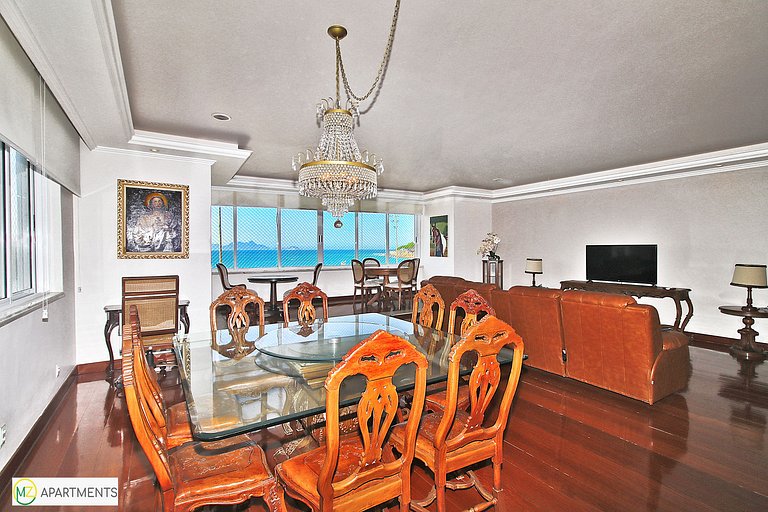 Huge 3 bedroom ocean front for 8 people